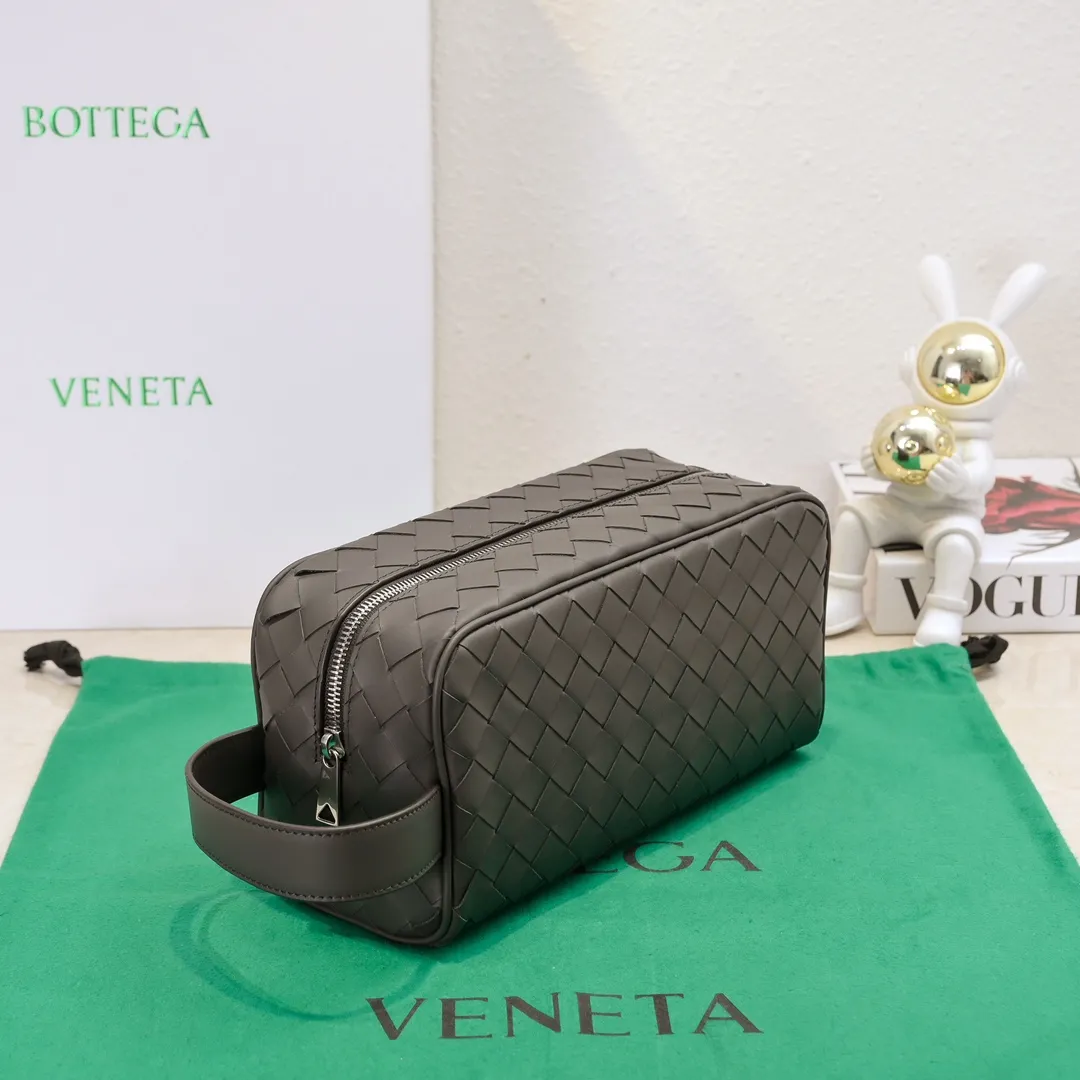 Batch 1280 BOTTEGA VENETA 2024 new INTRECCIATO classic toiletry bag, the choice of discerning people. The low-key luxury quality is the interpretation of its brand. If you like low-key BV, it is the first choice~~ Style number: 7799 Size: 26*13*10cm